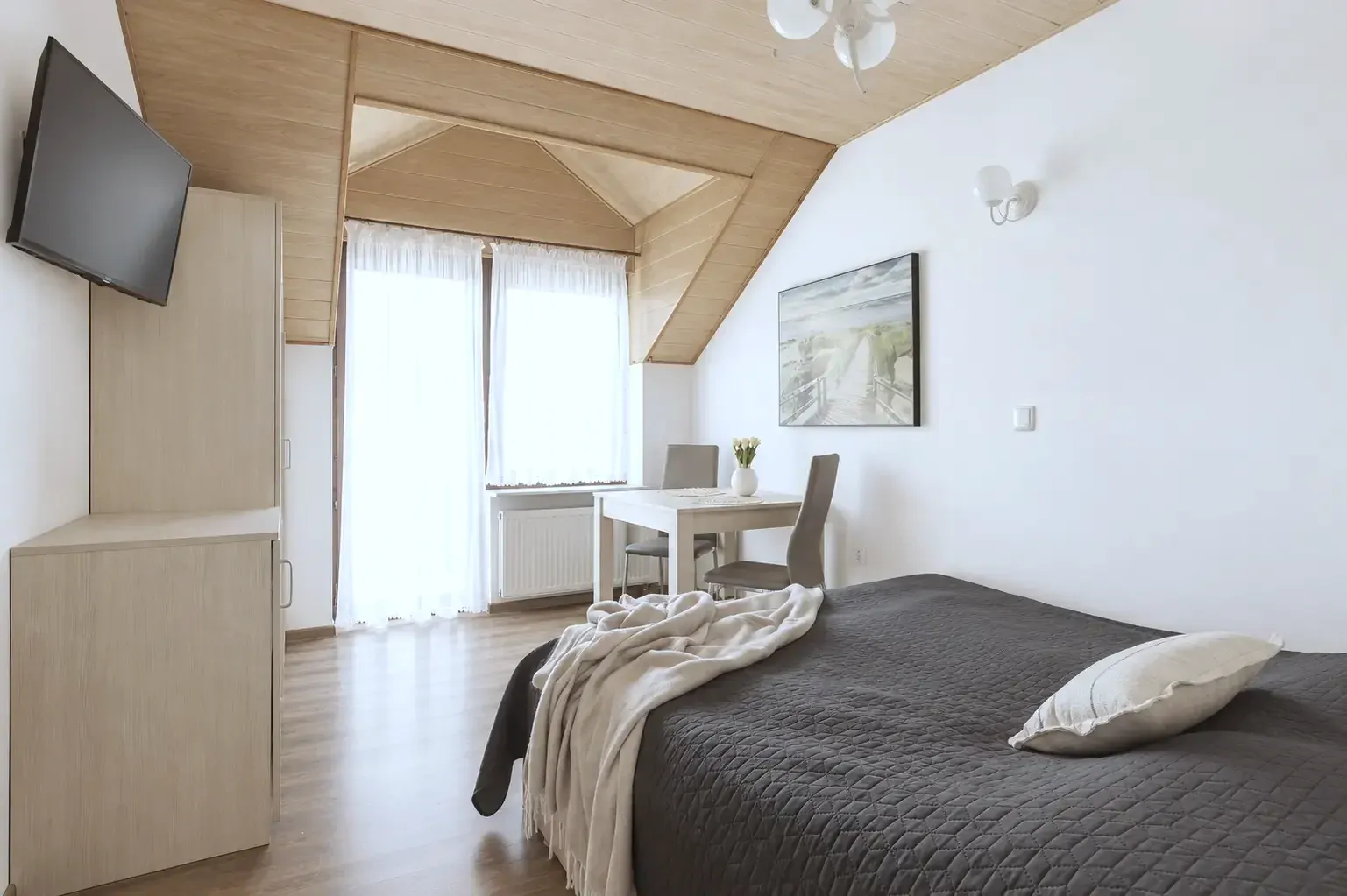 Pokój nr 5 - TV i szafa - SolMare Karwia