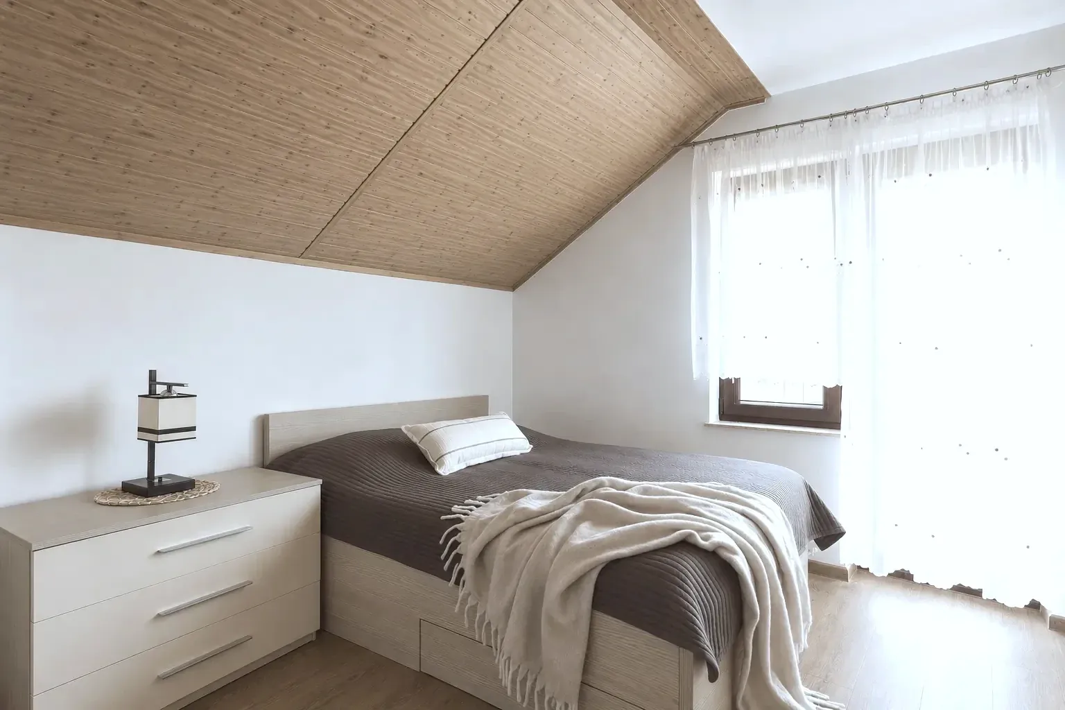 Pokój dwuosobowy SolMare Karwia - wygodne łóżko, jasne wnętrze, balkon