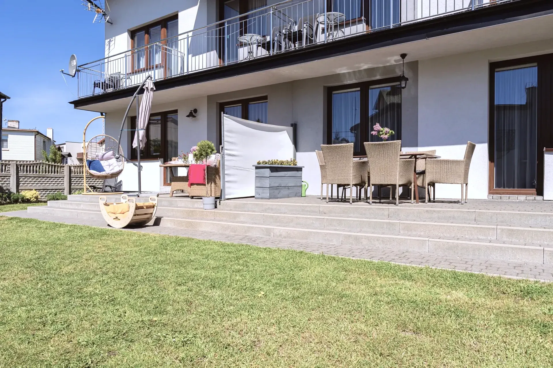 Budynek SolMare od strony ogrodu i tarasu - SolMare Karwia