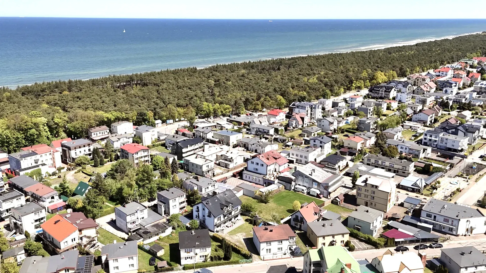 Karwia z lotu ptaka - plaża Bałtyku, pas sosnowego lasu